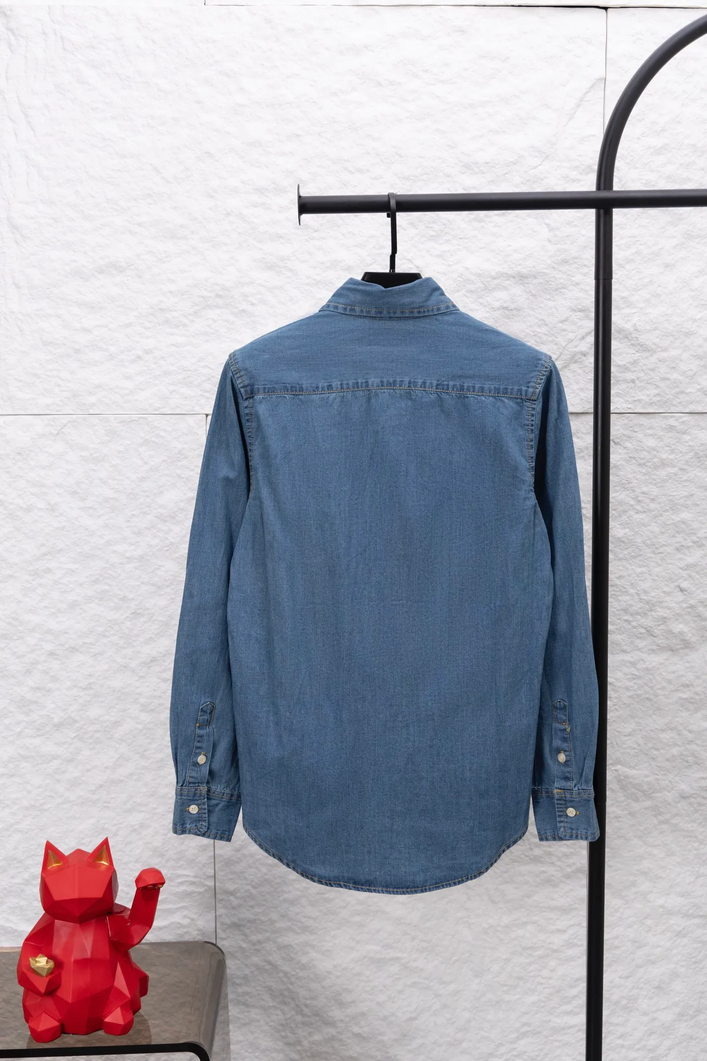 P220 model number/F150 Rah Lauren colorful small logo embroidered denim shirt. Same style for men and women. Complete with three labels. Full set of packaging. Official website details are consistent. Made of denim fabric. The denim fabric has been treated with a special process, and the texture is soft but not stiff. Ready-made clothes are washed. Skin-friendly and comfortable. Classic and invincible. Suitable for business and leisure. Collar buttons. Different currencies. All fabric accessories are original and the details are very good. Color: denim blue Size: S M L XL